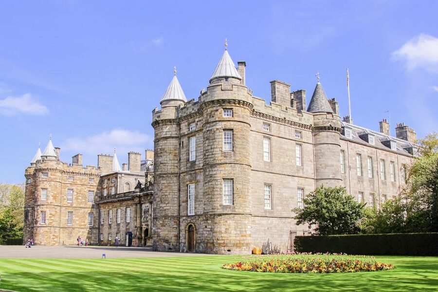Edinburgh: Palace of Holyroodhouse Entry Ticket - The gardens and views toward Holyrood Park