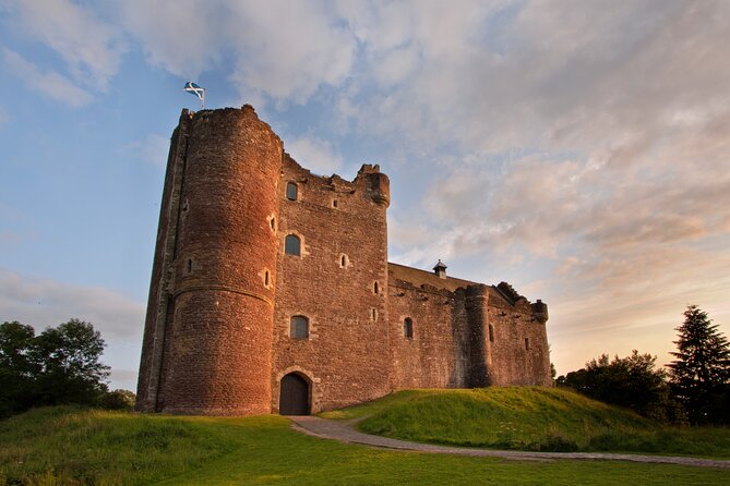 Edinburgh: Private Outlander, Palaces & Jacobite Experience - Midhope Castle and the Lallybroch connection