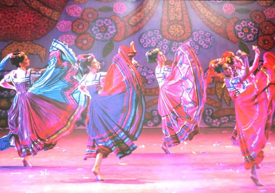 Enjoy the Folkloric Ballet at the Palacio de Bellas Artes - Live music changes the mood