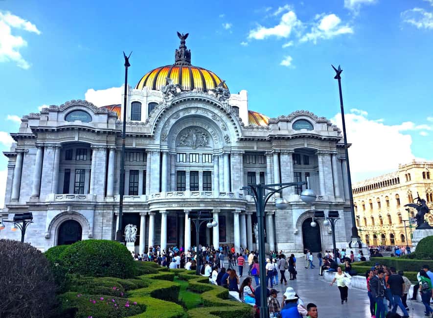 Enjoy the Folkloric Ballet at the Palacio de Bellas Artes - What to bring and what not to do