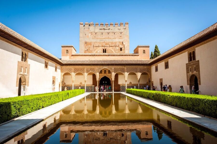 Fast-Track Alhambra & Nasrid Palaces Guided Tour - Why a guide helps at the Alhambra