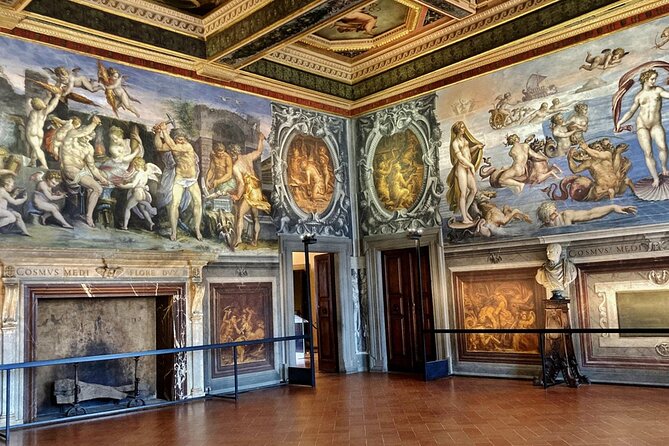 Florence Palazzo Vecchio Skip-the-Line Ticket with Host - Choosing the audio guide or multimedia tablet