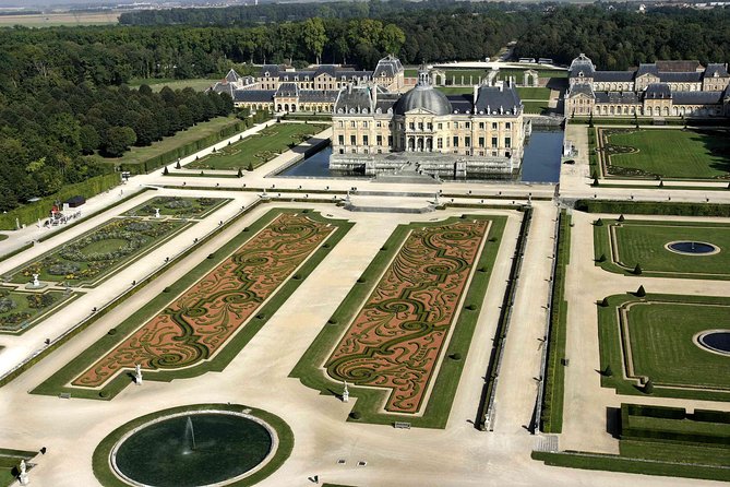 Fontainebleau and Vaux le Vicomte Chateaux Day Trip from Paris - Fontainebleau: a royal palace with room after room