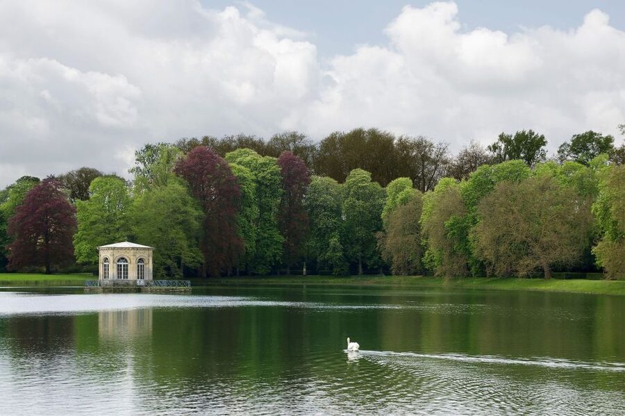Fontainebleau: Palace Private Guided Tour with Ticket - Meeting your guide at the golden gate