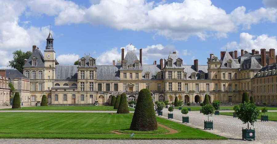Fontainebleau: Palace Private Guided Tour with Ticket - Languages, access, and what to carry
