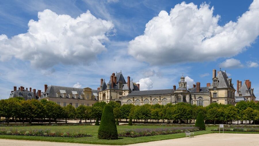 Fontainebleau: Palace Private Guided Tour with Ticket - The palace route, from royal residence to imperial home
