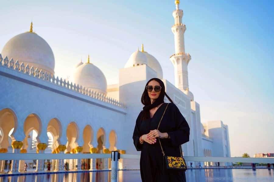 From Abu Dhabi: Grand Mosque, Royal Palace, and Etihad Tower - What this Abu Dhabi tour does well