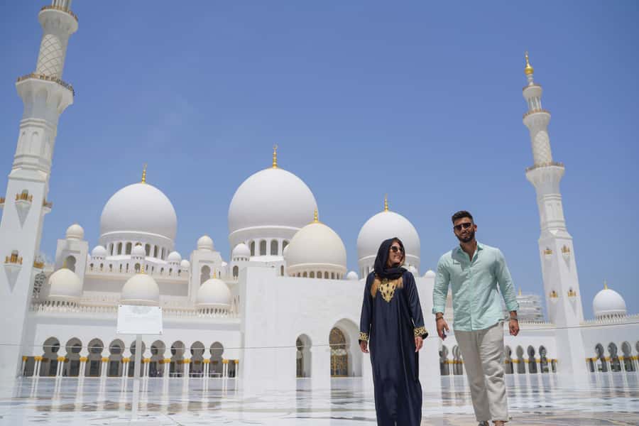 From Abu Dhabi: Grand Mosque, Royal Palace, and Etihad Tower - The guide’s role in making the day work