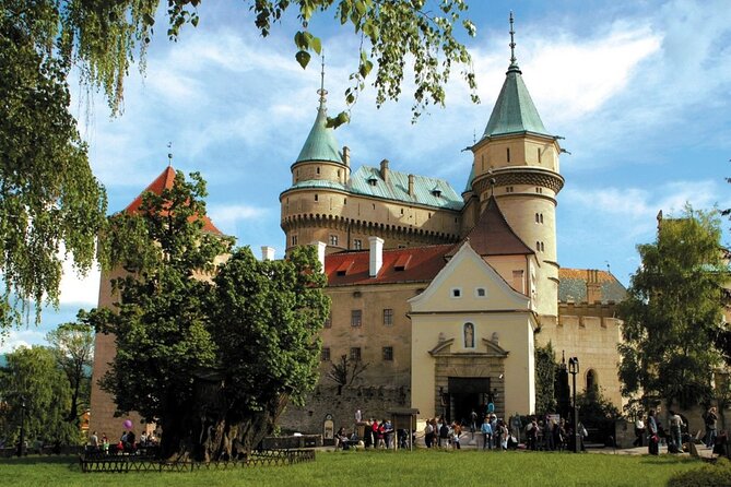 From Bratislava: Čičmany, Bojnice Palace & High Tatras Day Tour - Beckov Castle and the rocky fortress stop