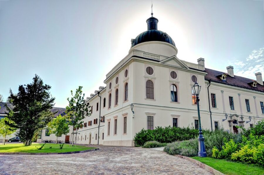 From Budapest: Gödöllő Royal Palace Tour - The short ride from Budapest