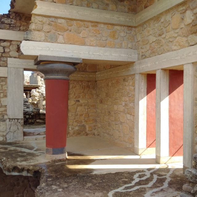 From Heraklion: Knossos Palace Entry Ticket and Private Tour - Comfort, clothing, and what to leave behind