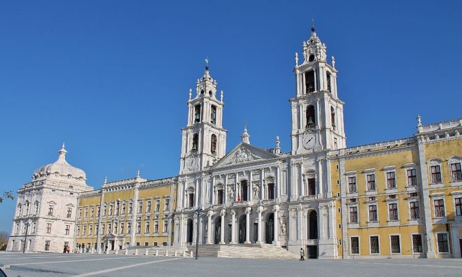 From Lisbon: Óbidos and Mafra Palace Private Tour - Walking the Óbidos walls