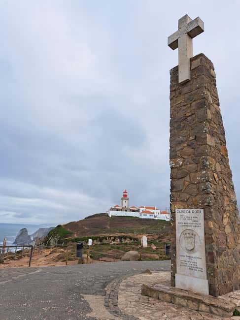 From Lisbon: Tour to Pena Palace, Sintra, and Cascais - The guides and the small-group feel
