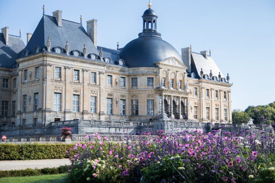 From Paris: Chateau de Fontainebleau & Vaux-Le-Vicomte Tour - A one-hour lunch break in Fontainebleau