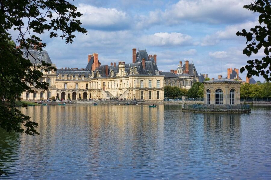 From Paris: Fontainebleau & Vaux-le-Vicomte Private Tour - Forty hectares of French gardens