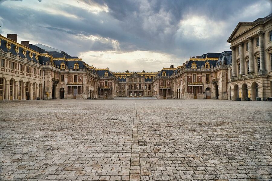 From Paris: Versailles Palace and Gardens Guided Experience - Entering the palace without a palace guide
