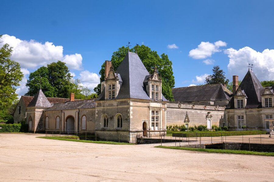 From Tours: Chambord, Chenonceau & Lunch at Family Chateau - Starting in Tours and settling into the van