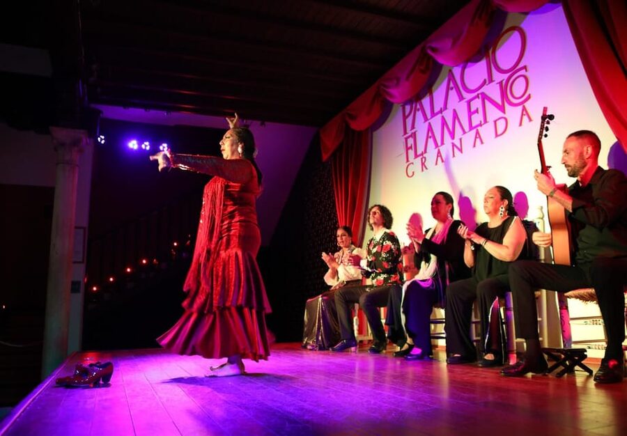 Granada: 1-Hour Traditional Flamenco Show at Palacio - Why the close seating makes a difference