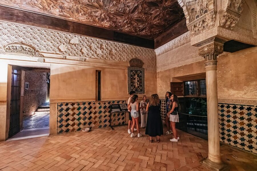 Granada: Alhambra and Nasrid Palaces Guided Tour at Night - Key points to know before booking