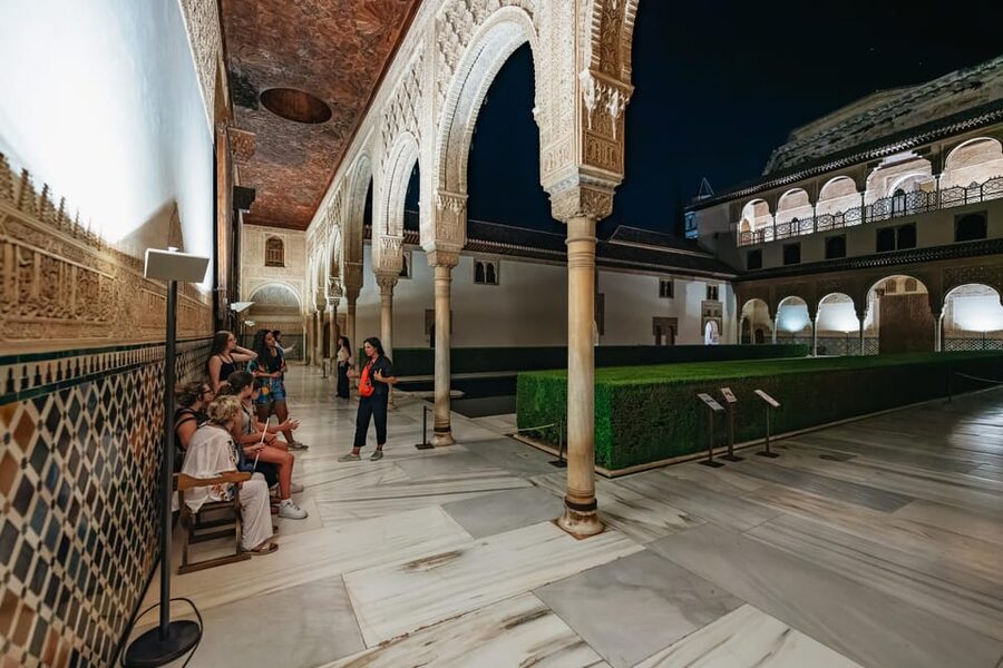 Granada: Alhambra and Nasrid Palaces Guided Tour at Night - The Palace of Charles V in 15 minutes