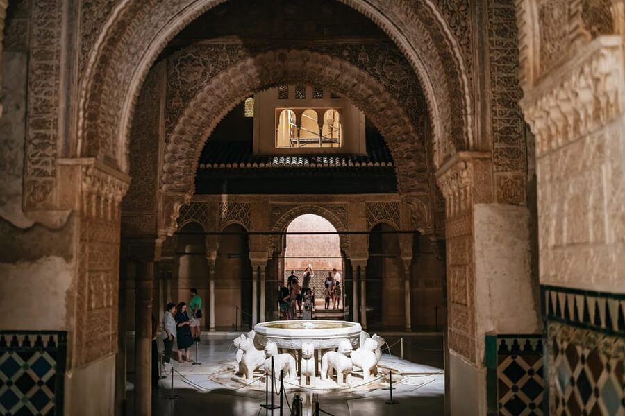 Granada: Alhambra and Nasrid Palaces Guided Tour at Night - Inside the Nasrid Palaces for 75 minutes