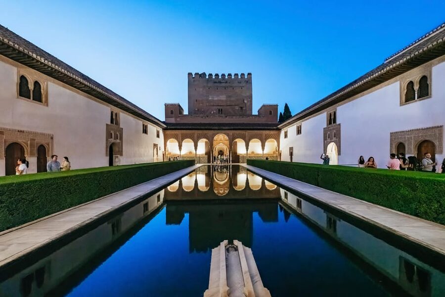 Granada: Alhambra and Nasrid Palaces Guided Tour at Night - Meeting at the Alhambra entrance