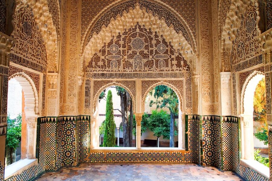 Granada: Alhambra and Nasrid Palaces Private Tour - The Nasrid Palaces and their fine details
