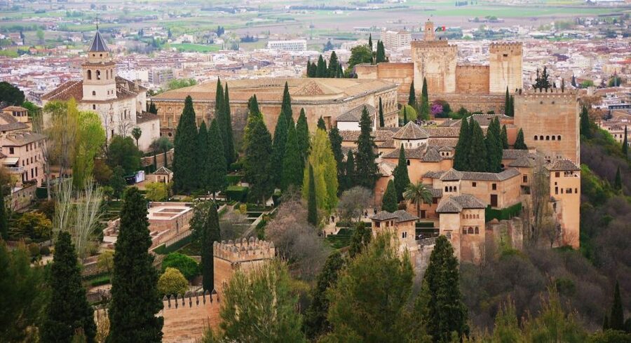 Granada: Alhambra and Nasrid Palaces Small Guided Tour - Generalife Gardens and the sultan’s summer retreat