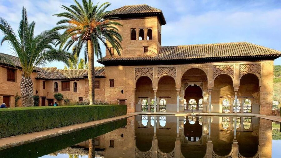 Granada: Alhambra and Nasrid Palaces Tour without Tickets - The Palace of Charles V: a Renaissance interruption