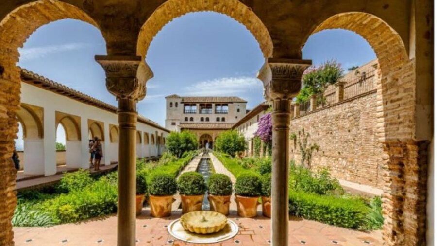 Granada: Alhambra and Nasrid Palaces Tour without Tickets - What the $29 price really buys you
