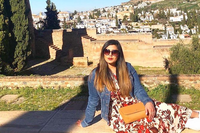 Granada: Alhambra Comlex + Nasrid Palaces + Alcazaba Guided Tour - Generalife Gardens, water, and a change of pace