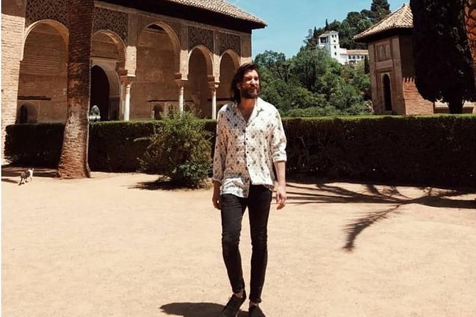 Granada: Alhambra Comlex + Nasrid Palaces + Alcazaba Guided Tour - The shorter option around the monument