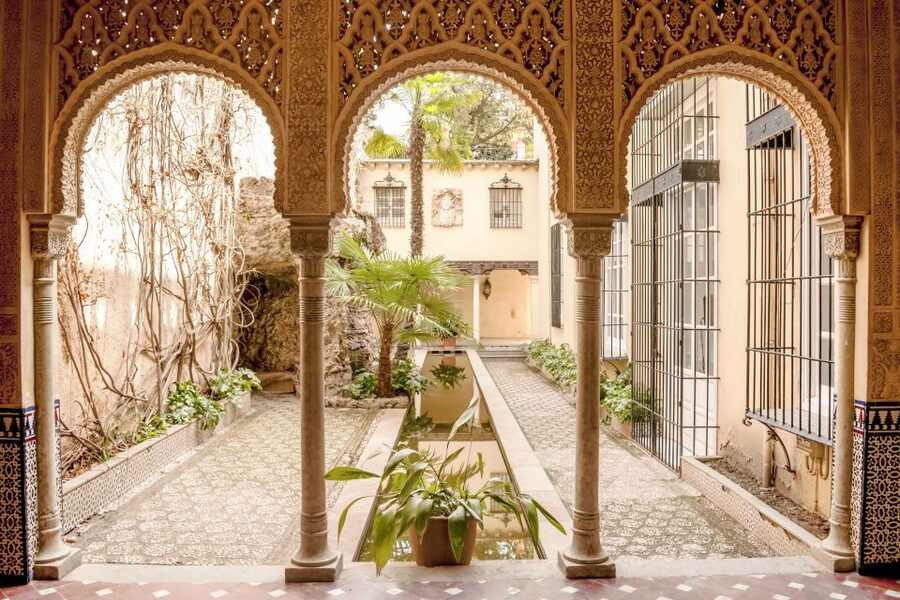 Granada: Alhambra & Gardens Tour w/Nasrid Palaces Option - What the guides add to the visit