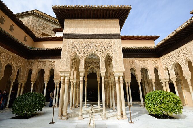 Granada: Alhambra Guided Tour including Nasrid Palaces - Why a guided Alhambra visit makes sense