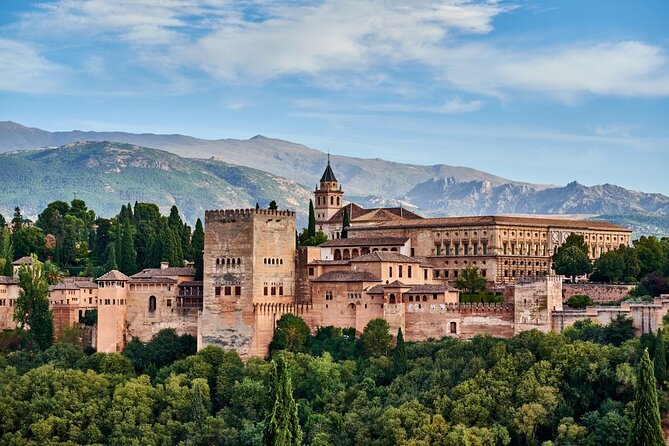 Granada: Alhambra Guided Tour including Nasrid Palaces - Generalife Gardens: a cool beginning above Granada
