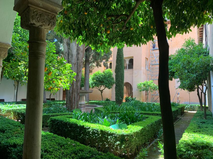Granada: Alhambra Guided Tour w/ Nasrid Palaces & City Pass - Using the buses and tourist train