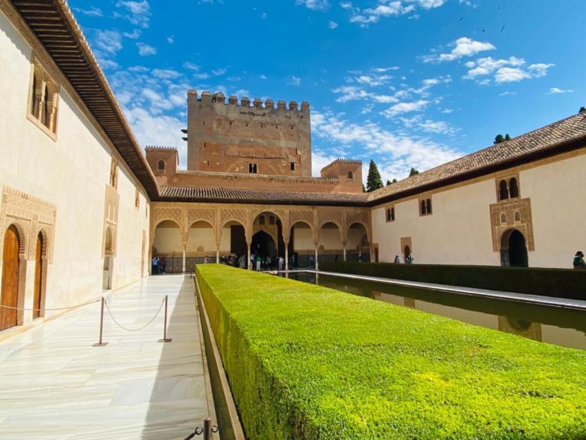 Granada: Alhambra Guided Tour with Nasrid Palaces - The Generalife, 30 minutes among fountains and gardens