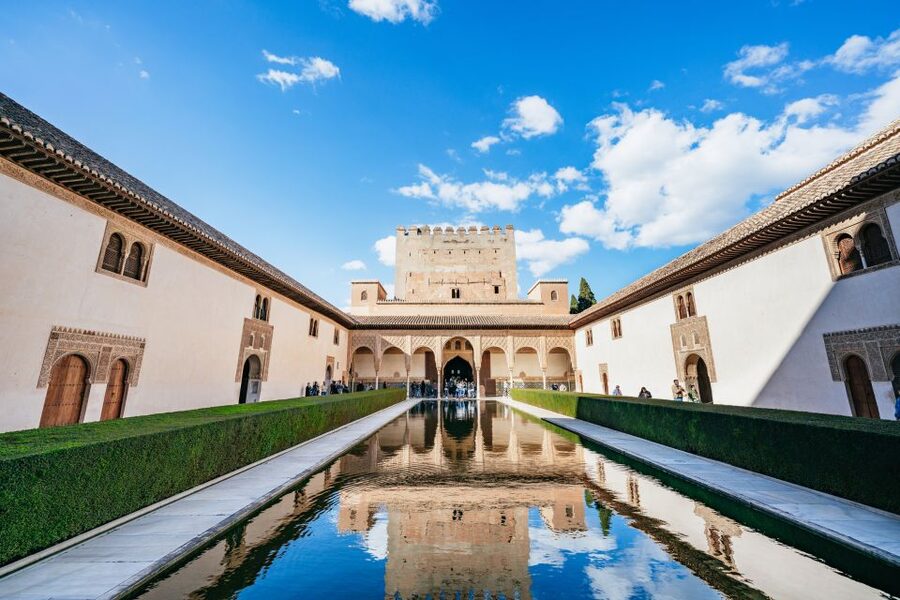 Granada: Alhambra Guided Tour with Nasrid Palaces & Gardens - Why a guided visit makes sense at the Alhambra