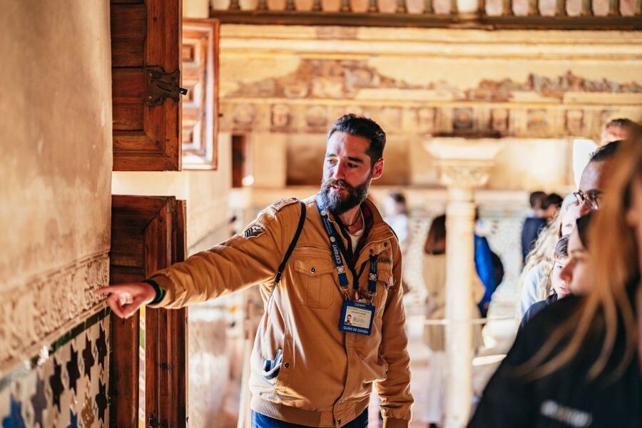 Granada: Alhambra Guided Tour with Nasrid Palaces & Gardens - Generalife Gardens: a quieter finish
