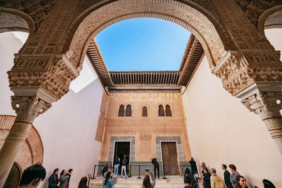 Granada: Alhambra Guided Tour with Nasrid Palaces & Gardens - What the guides do best