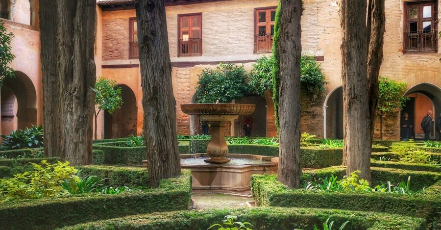 Granada: Alhambra & Nasrid Palaces Small Group Guided Tour - The Court of the Lions and the details around it