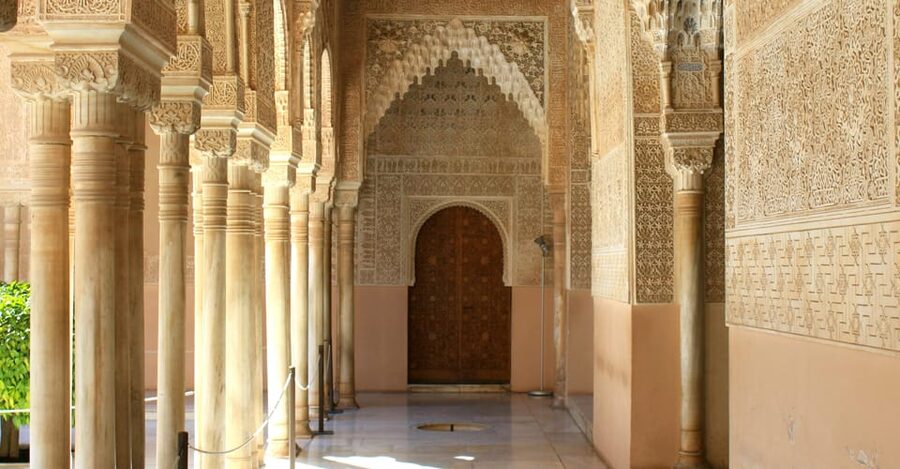 Granada: Alhambra & Nasrid Palaces Small Group Guided Tour - The guides make or break the experience