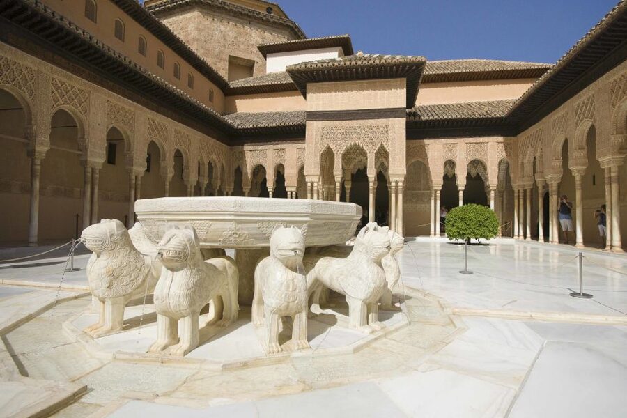 Granada: Alhambra Small Group Tour with Nasrid Palaces - Group size, language, and guide style
