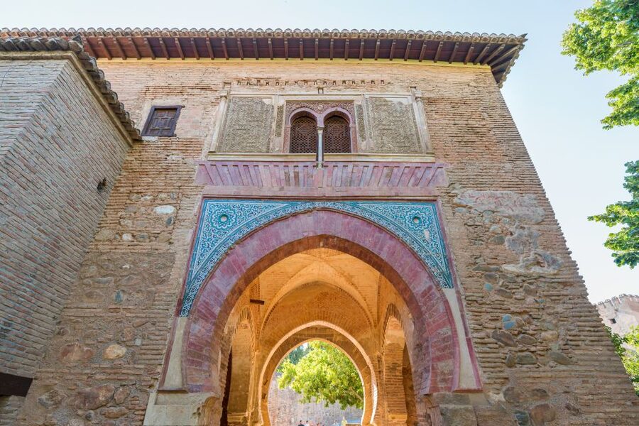 Granada: Alhambra Ticket and Guided Tour with Nasrid Palaces - Why the Alhambra Works Better With a Guide