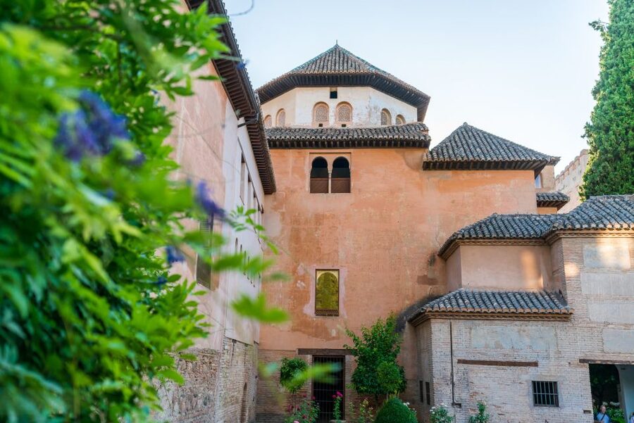 Granada: Alhambra Ticket and Guided Tour with Nasrid Palaces - Timing, Heat, Crowds, and Comfort