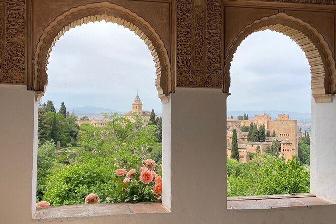 Granada : Private Alhambra Tour + Nazaries Palaces (VIP) - Alcazaba, thirty minutes of fortress history