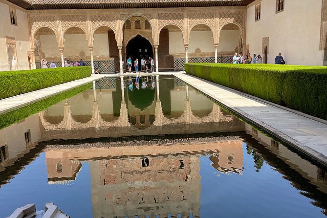 Granada : Private Alhambra Tour + Nazaries Palaces (VIP) - Generalife gardens, the calm opening hour