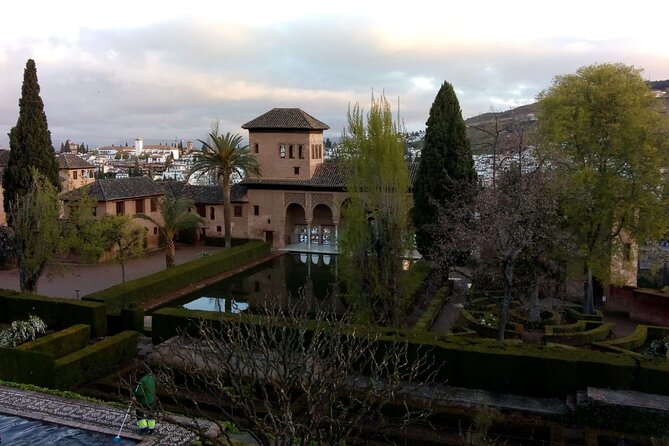 Granada, Visit Alhambra with Nasrid palaces, gardens and Alcazaba - What the guide adds