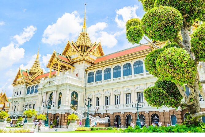 Grand Palace & Temples of Bangkok with experienced guide - What the guides add, and where the tour can fall short
