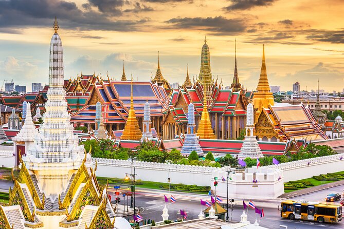Grand Palace, Wat Pho and Wat Arun by Tuk Tuk - Wat Arun and its famous white stupa